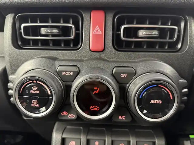 スズキ ジムニー ノマド FC 愛知県 2025(令7)年 0.1万km アークティックホワイトパール 登録済未使用車/ワンオーナー/保証書/取扱説明書/純正8型ナビ/（BT/DVD/CD/AM/FM/HDMI）/バックカメラ/スズキセーフティサポート/・衝突被害軽減ブレーキ/・誤発進抑制機能/・車線逸脱抑制機能/・ハイビームアシスト/・アダプティブクルーズコントロール/ETC2.0/シートヒーター/純正アルミホイール/純正フロアマット/純正ドライブレコーダー/LEDライト