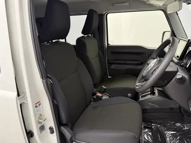 スズキ ジムニー ノマド FC 愛知県 2025(令7)年 0.1万km アークティックホワイトパール 登録済未使用車/ワンオーナー/保証書/取扱説明書/純正8型ナビ/（BT/DVD/CD/AM/FM/HDMI）/バックカメラ/スズキセーフティサポート/・衝突被害軽減ブレーキ/・誤発進抑制機能/・車線逸脱抑制機能/・ハイビームアシスト/・アダプティブクルーズコントロール/ETC2.0/シートヒーター/純正アルミホイール/純正フロアマット/純正ドライブレコーダー/LEDライト