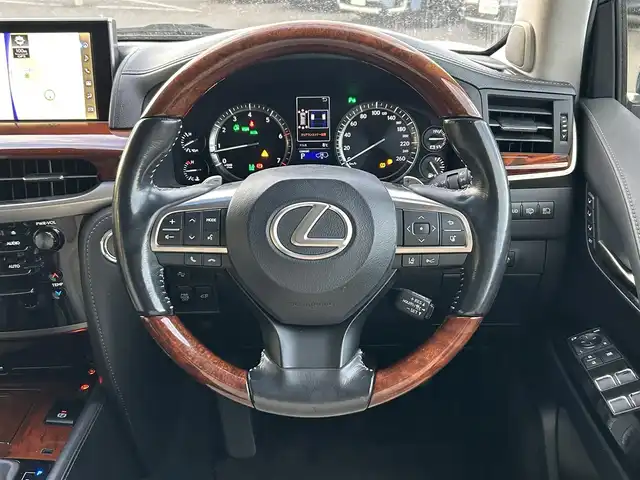 レクサス ＬＸ 570 東京都 2015(平27)年 5万km ホワイトパールクリスタルシャイン サンルーフ/レクサスセーフティシステム+/・プリクラッシュセーフティ/・レーンキーピングアシスト/・レーンディパーチャーアラート/・レーンチェンジアシスト/・オートマチックハイビーム /・レーダークルーズコントロール/・クリアランスソナー/・ロードサインアシスト/・ヘッドアップディスプレイ/・ブラインドスポットモニター/・パノラミックビューモニター/パドルシフト/純正ナビ/フルセグTV/リアエンターテインメント/クールBOX/100V電源/ビルトインETC2.0/ドライブレコーダー/ルーフレール/レザーシート/パワーシート/パワーバックドア/シートヒーター/シートベンチレーション/ステアリングヒーター/後席ロールサンシェード/3眼LEDヘッドライト/21インチ純正アルミホイール