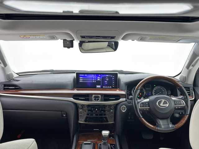 レクサス ＬＸ 570 千葉県 2015(平27)年 5万km ホワイトパールクリスタルシャイン サンルーフ/レクサスセーフティシステム+/プリクラッシュセーフティ/レーンキーピングアシスト/レーンディパーチャーアラート/レーンチェンジアシスト/オートマチックハイビーム /レーダークルーズコントロール/クリアランスソナー/ロードサインアシスト/ヘッドアップディスプレイ/ブラインドスポットモニター/パノラミックビューモニター/パドルシフト/純正ナビ/フルセグTV/リアエンターテインメント/クールBOX/100V電源/ビルトインETC2.0/ドライブレコーダー/ルーフレール/レザーシート/パワーシート/パワーバックドア/シートヒーター/シートベンチレーション/ステアリングヒーター/後席ロールサンシェード/3眼LEDヘッドライト/21インチ純正アルミホイール
