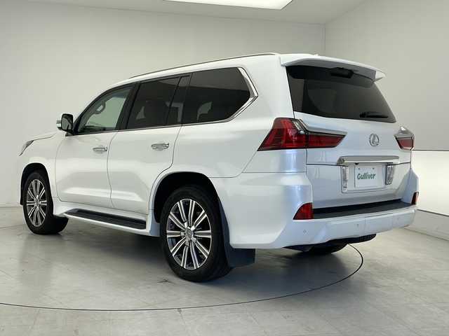 レクサス ＬＸ 570 千葉県 2015(平27)年 5万km ホワイトパールクリスタルシャイン サンルーフ/レクサスセーフティシステム+/プリクラッシュセーフティ/レーンキーピングアシスト/レーンディパーチャーアラート/レーンチェンジアシスト/オートマチックハイビーム /レーダークルーズコントロール/クリアランスソナー/ロードサインアシスト/ヘッドアップディスプレイ/ブラインドスポットモニター/パノラミックビューモニター/パドルシフト/純正ナビ/フルセグTV/リアエンターテインメント/クールBOX/100V電源/ビルトインETC2.0/ドライブレコーダー/ルーフレール/レザーシート/パワーシート/パワーバックドア/シートヒーター/シートベンチレーション/ステアリングヒーター/後席ロールサンシェード/3眼LEDヘッドライト/21インチ純正アルミホイール