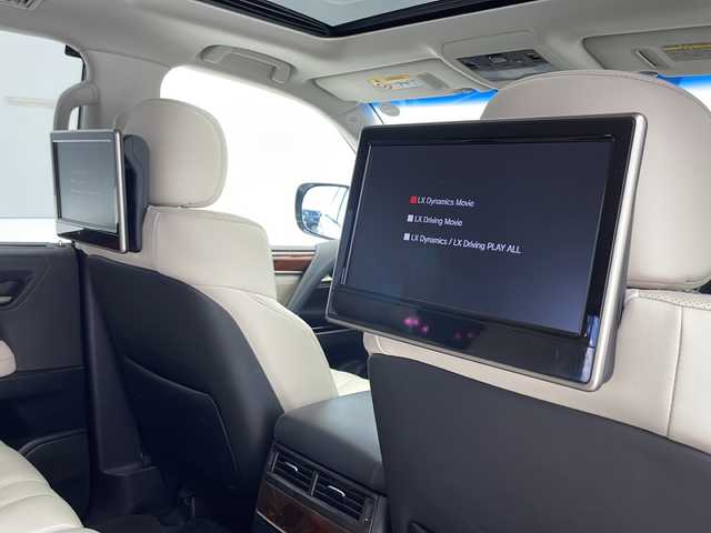 レクサス ＬＸ 570 千葉県 2015(平27)年 5万km ホワイトパールクリスタルシャイン サンルーフ/レクサスセーフティシステム+/プリクラッシュセーフティ/レーンキーピングアシスト/レーンディパーチャーアラート/レーンチェンジアシスト/オートマチックハイビーム /レーダークルーズコントロール/クリアランスソナー/ロードサインアシスト/ヘッドアップディスプレイ/ブラインドスポットモニター/パノラミックビューモニター/パドルシフト/純正ナビ/フルセグTV/リアエンターテインメント/クールBOX/100V電源/ビルトインETC2.0/ドライブレコーダー/ルーフレール/レザーシート/パワーシート/パワーバックドア/シートヒーター/シートベンチレーション/ステアリングヒーター/後席ロールサンシェード/3眼LEDヘッドライト/21インチ純正アルミホイール