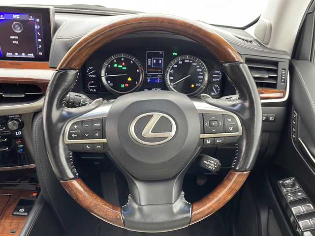 レクサス ＬＸ 570 千葉県 2015(平27)年 5万km ホワイトパールクリスタルシャイン サンルーフ/レクサスセーフティシステム+/プリクラッシュセーフティ/レーンキーピングアシスト/レーンディパーチャーアラート/レーンチェンジアシスト/オートマチックハイビーム /レーダークルーズコントロール/クリアランスソナー/ロードサインアシスト/ヘッドアップディスプレイ/ブラインドスポットモニター/パノラミックビューモニター/パドルシフト/純正ナビ/フルセグTV/リアエンターテインメント/クールBOX/100V電源/ビルトインETC2.0/ドライブレコーダー/ルーフレール/レザーシート/パワーシート/パワーバックドア/シートヒーター/シートベンチレーション/ステアリングヒーター/後席ロールサンシェード/3眼LEDヘッドライト/21インチ純正アルミホイール