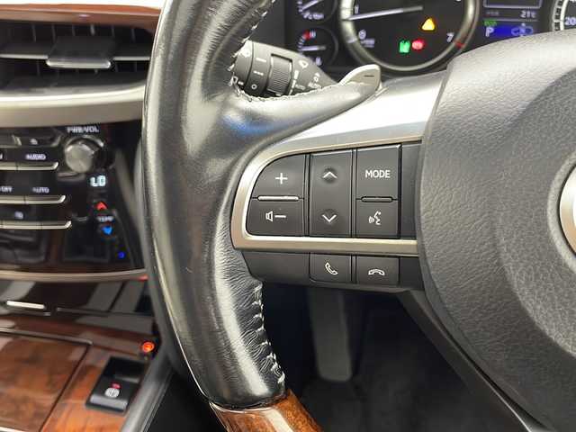 レクサス ＬＸ 570 千葉県 2015(平27)年 5万km ホワイトパールクリスタルシャイン サンルーフ/レクサスセーフティシステム+/プリクラッシュセーフティ/レーンキーピングアシスト/レーンディパーチャーアラート/レーンチェンジアシスト/オートマチックハイビーム /レーダークルーズコントロール/クリアランスソナー/ロードサインアシスト/ヘッドアップディスプレイ/ブラインドスポットモニター/パノラミックビューモニター/パドルシフト/純正ナビ/フルセグTV/リアエンターテインメント/クールBOX/100V電源/ビルトインETC2.0/ドライブレコーダー/ルーフレール/レザーシート/パワーシート/パワーバックドア/シートヒーター/シートベンチレーション/ステアリングヒーター/後席ロールサンシェード/3眼LEDヘッドライト/21インチ純正アルミホイール