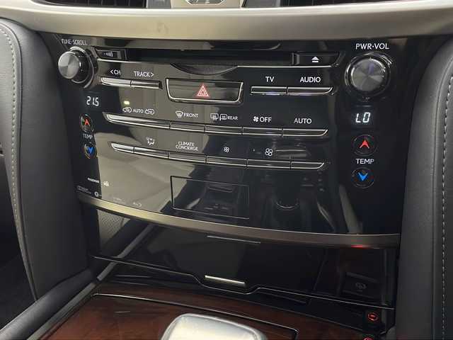 レクサス ＬＸ 570 千葉県 2015(平27)年 5万km ホワイトパールクリスタルシャイン サンルーフ/レクサスセーフティシステム+/プリクラッシュセーフティ/レーンキーピングアシスト/レーンディパーチャーアラート/レーンチェンジアシスト/オートマチックハイビーム /レーダークルーズコントロール/クリアランスソナー/ロードサインアシスト/ヘッドアップディスプレイ/ブラインドスポットモニター/パノラミックビューモニター/パドルシフト/純正ナビ/フルセグTV/リアエンターテインメント/クールBOX/100V電源/ビルトインETC2.0/ドライブレコーダー/ルーフレール/レザーシート/パワーシート/パワーバックドア/シートヒーター/シートベンチレーション/ステアリングヒーター/後席ロールサンシェード/3眼LEDヘッドライト/21インチ純正アルミホイール