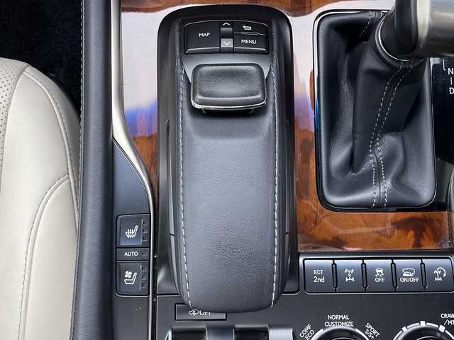 レクサス ＬＸ 570 千葉県 2015(平27)年 5万km ホワイトパールクリスタルシャイン サンルーフ/レクサスセーフティシステム+/プリクラッシュセーフティ/レーンキーピングアシスト/レーンディパーチャーアラート/レーンチェンジアシスト/オートマチックハイビーム /レーダークルーズコントロール/クリアランスソナー/ロードサインアシスト/ヘッドアップディスプレイ/ブラインドスポットモニター/パノラミックビューモニター/パドルシフト/純正ナビ/フルセグTV/リアエンターテインメント/クールBOX/100V電源/ビルトインETC2.0/ドライブレコーダー/ルーフレール/レザーシート/パワーシート/パワーバックドア/シートヒーター/シートベンチレーション/ステアリングヒーター/後席ロールサンシェード/3眼LEDヘッドライト/21インチ純正アルミホイール