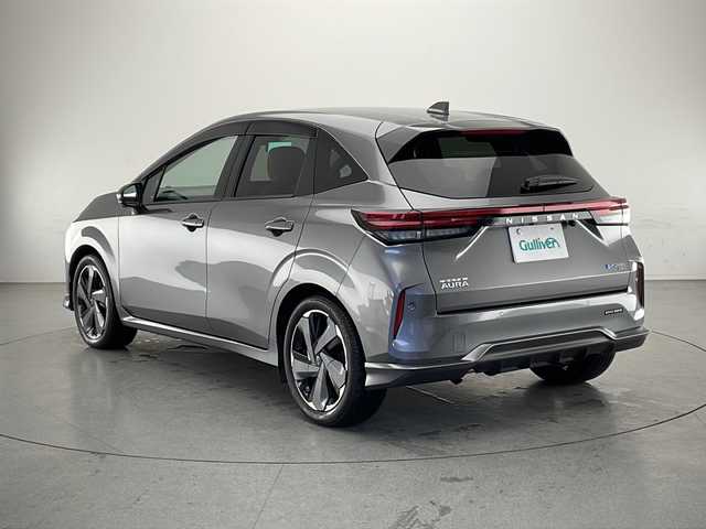 日産 オーラ G FOUR レザーエディション 長野県 2023(令5)年 5.6万km ダークメタルグレー 4WD/寒冷地仕様/純正ナビ/BOSEサウンドシステム/プロパイロット/追従型クルーズコントロール/アラウンドビューモニター/バックカメラ/デジタルインナーミラー/フルセグTV/Bluetooth/USB/HDMI/ビルトインETC/レザーシート/革巻きステアリング/ステアリングスイッチ/ステアリングヒーター/シートヒーター（運転席、助手席）/オートライト/LEDヘッドライト/フォグランプ/オートマチックハイビーム/純正フロアマット/純正アルミホイール/置くだけ充電/電動格納ミラー/ドアバイザー