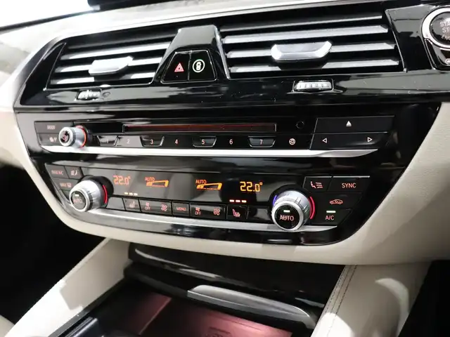 ＢＭＷ ５３０ｉ Mスポーツ 静岡県 2018(平30)年 3.7万km 黒 イノベーションパッケージ/・HUD/・ジェスチャーコントロール/・ワイヤレス充電/純正ナビ/フルセグTV/白革シート/ACC/LKA/BSM/360°カメラ/全席シートヒーター/ドライブレコーダー/パドルシフト