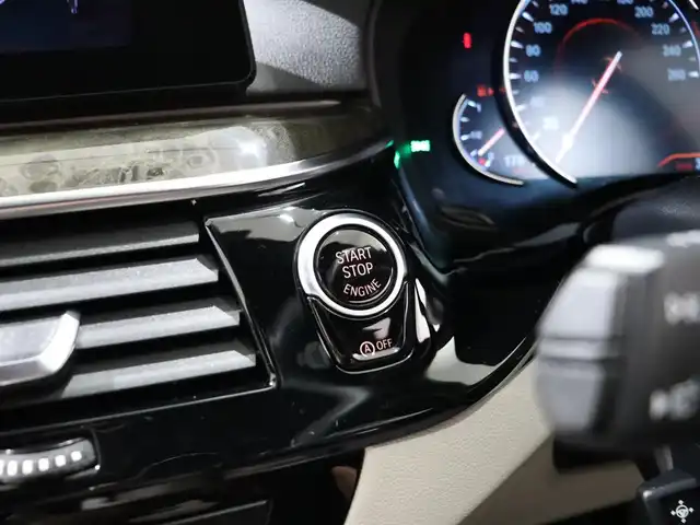 ＢＭＷ ５３０ｉ Mスポーツ 静岡県 2018(平30)年 3.7万km 黒 イノベーションパッケージ/・HUD/・ジェスチャーコントロール/・ワイヤレス充電/純正ナビ/フルセグTV/白革シート/ACC/LKA/BSM/360°カメラ/全席シートヒーター/ドライブレコーダー/パドルシフト