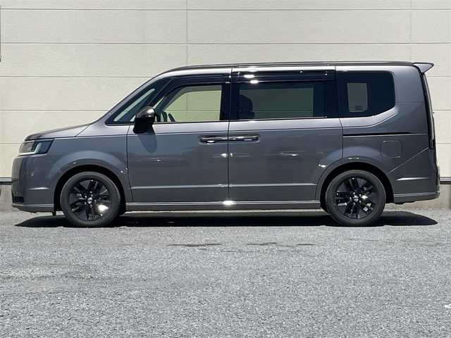 ホンダ ステップワゴン スパーダ eHEV 茨城県 2023(令5)年 1.3万km スーパープラチナグレーメタリック ホンダセンシング/衝突軽減ブレーキ（CMBS）/誤発進抑制機能/後方誤発進抑制機能/近距離衝突軽減ブレーキ/歩行者事故低減ステアリング/路外逸脱抑制機能/渋滞追従機能付アダプティブクルーズコントロール（ACC）/車線維持支援システム（LKAS）/先行車発進お知らせ機能/オートハイビーム/アダプティブドライビングビーム/メーカーOP・SDナビ/両側パワースライドドア/パワーバックドア/ハーフレザーシート/シートヒーター/ETC/電子パーキング/オートホールド機能/ブラインドスポットインフォメーション/LEDオートヘッドライト/全列USBチャージャー/ドライブレコーダー（DRH-229ND）/スパーダ専用16インチアルミホイール