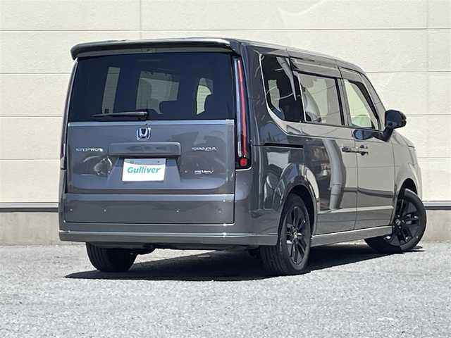 ホンダ ステップワゴン スパーダ eHEV 茨城県 2023(令5)年 1.3万km スーパープラチナグレーメタリック ホンダセンシング/衝突軽減ブレーキ（CMBS）/誤発進抑制機能/後方誤発進抑制機能/近距離衝突軽減ブレーキ/歩行者事故低減ステアリング/路外逸脱抑制機能/渋滞追従機能付アダプティブクルーズコントロール（ACC）/車線維持支援システム（LKAS）/先行車発進お知らせ機能/オートハイビーム/アダプティブドライビングビーム/メーカーOP・SDナビ/両側パワースライドドア/パワーバックドア/ハーフレザーシート/シートヒーター/ETC/電子パーキング/オートホールド機能/ブラインドスポットインフォメーション/LEDオートヘッドライト/全列USBチャージャー/ドライブレコーダー（DRH-229ND）/スパーダ専用16インチアルミホイール