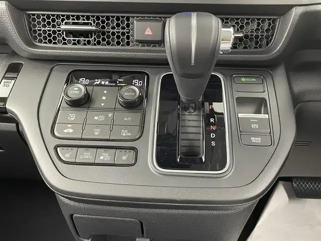 ホンダ ステップワゴン エアー EX 大分県 2025(令7)年 0.1千km クリスタルブラックパール 登録済未使用車/7人乗り/ホンダセンシング/・衝突軽減ブレーキ/・先行車発進お知らせ機能/・歩行者事故低減ステアリング/・路外逸脱抑制機能/・標識認識機能/・渋滞追従機能付アダプティブクルーズコントロール/・車線維持支援システム/・トラフィックジャムアシスト/・ブラインドスポットインフォメーション/・誤発進抑制機能/・後方誤発進抑制機能/・近距離衝突軽減ブレーキ/・急アクセル抑制機能/・パーキングセンサーシステム/・オートハイビーム/純正11.4型ナビ　型式：LXM-247VFLi/・フルセグTV、DVD再生可、BT対応、USB/・AppleCarPlay、AndroidAuto/ステアリングスイッチ/バックカメラ/両側電動スライドドア/パワーテールゲート（メモリー機能付）/前席シートヒーター/2列目オットマン/パドルシフト/横滑り防止装置/電動格納ミラー/オートライト/LEDヘッドライト/LEDフォグ/純正16インチアルミホイール/保証書、取説、スペアキー有り