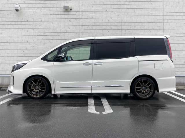 トヨタ ノア Si ダブルバイビー 静岡県 2018(平30)年 8万km ラグジュアリーホワイトパールクリスタルシャインガラスフレーク Toyota Safety Sense/純正10インチナビ(NSZN-Z66T)/　AM FM CD DVD Bluetooth SD/ビルトインETC2.0/バックモニター/LEDオートヘッドランプ/ハーフレザーシート/クルーズコントロール/両側パワースライドドア/社外18インチアルミホイール/スマートキー2本/社外マフラー/ローダウン/フルセグTV/モデリスタエアロ