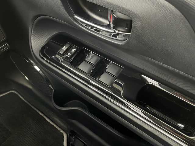 トヨタ アクア G G’s 栃木県 2015(平27)年 8.2万km ライムホワイトパールクリスタルシャイン 純正SDナビ/　Bluetooth/フルセグTV/CD/DVD/SD/DS/AM/FM/バックカメラ/クルーズコントロール/ETC/G’s純正フルエアロ/専用フロントシート/本革巻きステアリング/LEDヘッドライト/LEDフォグランプ/ドアバイザー/純正17インチアルミホイール/スマートキー×2本/取扱説明書