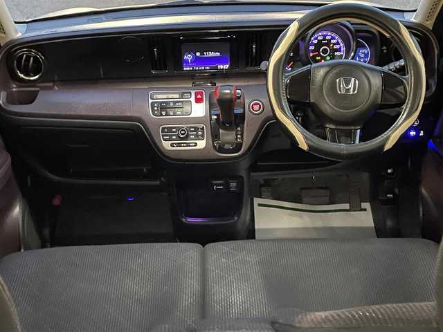 ホンダ Ｎ ＯＮＥ プレミアム Lパッケージ 栃木県 2013(平25)年 10.4万km プレミアムホワイトパール スマートフォン連携ディスプレイオーディオ/●6.1インチ ワイドディスプレイ/●リアワイドカメラ/●オーディオスイッチ/●スマートフォンホルダー/●CDプレーヤー/●USBジャック/●HDMI(R)ジャック/●Bluetooth(R)Audio対応/●Bluetooth(R)対応ハンズフリーテレホン機能/ドライブレコーダー(前後)/横滑り防止装置/ECON/純正フロアマット/ドアバイザー/プッシュスタート/スマートキー×2/取扱説明書/保証書/165/65R14(サマータイヤ積込有)
