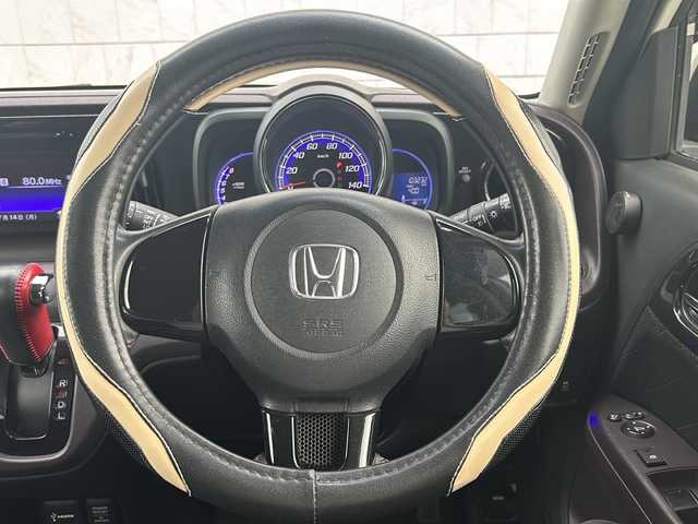 ホンダ Ｎ ＯＮＥ プレミアム Lパッケージ 栃木県 2013(平25)年 10.4万km プレミアムホワイトパール スマートフォン連携ディスプレイオーディオ/●6.1インチ ワイドディスプレイ/●リアワイドカメラ/●オーディオスイッチ/●スマートフォンホルダー/●CDプレーヤー/●USBジャック/●HDMI(R)ジャック/●Bluetooth(R)Audio対応/●Bluetooth(R)対応ハンズフリーテレホン機能/ドライブレコーダー(前後)/横滑り防止装置/ECON/純正フロアマット/ドアバイザー/プッシュスタート/スマートキー×2/取扱説明書/保証書/165/65R14(サマータイヤ積込有)