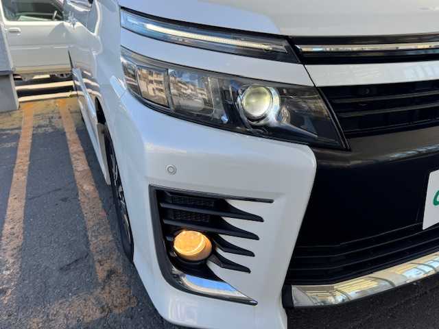 トヨタ ヴォクシー ZS 道東・釧路十勝 2014(平26)年 8.7万km ホワイトパールクリスタルシャイン 4WD/7人乗り/寒冷地仕様/社外ナビ/  (DVD/CD)/バックカメラ/ALPINE10.1インチフリップダウンモニター/片側パワースライドドア/LEDヘッドライト/フォグライト/コーナーセンサー/革巻きステアリング/ステアリングリモコン/アイドリングストップ/ビルトインETC/純正ドアバイザー/純正フロアマット/ウィンカーミラー/電動格納ミラー/横滑り防止装置/運転席シートリフター/フロントワイパーデアイサー/スマートキー/エンジンプッシュスタート/スペアキー/取扱説明書/純正16インチアルミホイール