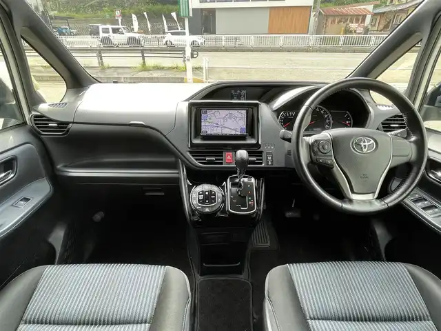 トヨタ ヴォクシー ZS 煌Ⅱ 岐阜県 2016(平28)年 9万km ホワイトパールクリスタルシャイン 4WD/SDナビ（Panasonic　CN-S310D）/【TV．Bluetooth．CD.DVD.AM/FM】/後席用モニター/バックカメラ/スマートキー/プッシュスタート/両側パワースライドドア/レーンキープアシスト/衝突軽減ブレーキ/ETC/ドライブレコーダー/ウィンカーミラー/オートライト/オートマチックハイビーム/フォグライト/積み込みスタッドレスタイヤ/ドアバイザー/保証書/取扱説明書/スペアキー