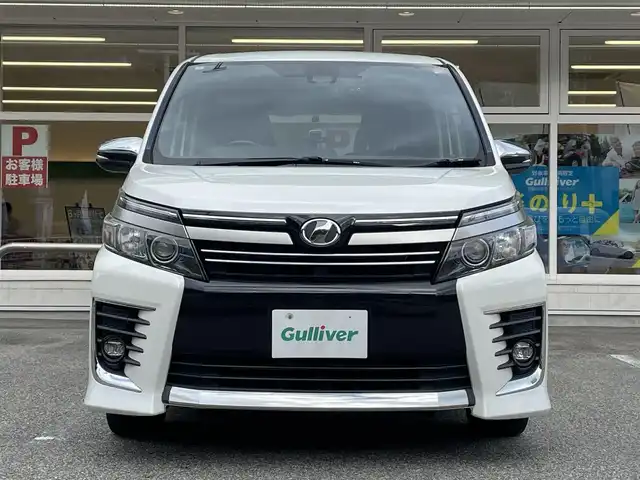 トヨタ ヴォクシー ZS 煌Ⅱ 岐阜県 2016(平28)年 9万km ホワイトパールクリスタルシャイン 4WD/SDナビ（Panasonic　CN-S310D）/【TV．Bluetooth．CD.DVD.AM/FM】/後席用モニター/バックカメラ/スマートキー/プッシュスタート/両側パワースライドドア/レーンキープアシスト/衝突軽減ブレーキ/ETC/ドライブレコーダー/ウィンカーミラー/オートライト/オートマチックハイビーム/フォグライト/積み込みスタッドレスタイヤ/ドアバイザー/保証書/取扱説明書/スペアキー