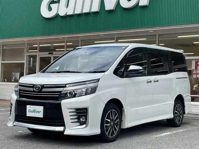 トヨタ ヴォクシー ZS 煌Ⅱ 岐阜県 2016(平28)年 9万km ホワイトパールクリスタルシャイン 4WD/SDナビ（Panasonic　CN-S310D）/【TV．Bluetooth．CD.DVD.AM/FM】/後席用モニター/バックカメラ/スマートキー/プッシュスタート/両側パワースライドドア/レーンキープアシスト/衝突軽減ブレーキ/ETC/ドライブレコーダー/ウィンカーミラー/オートライト/オートマチックハイビーム/フォグライト/積み込みスタッドレスタイヤ/ドアバイザー/保証書/取扱説明書/スペアキー