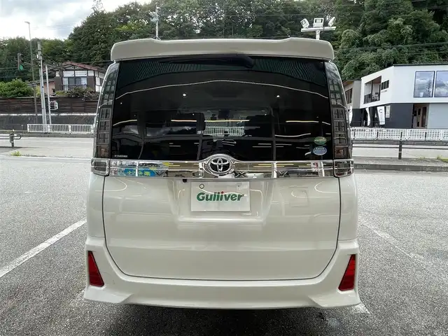 トヨタ ヴォクシー ZS 煌Ⅱ 岐阜県 2016(平28)年 9万km ホワイトパールクリスタルシャイン 4WD/SDナビ（Panasonic　CN-S310D）/【TV．Bluetooth．CD.DVD.AM/FM】/後席用モニター/バックカメラ/スマートキー/プッシュスタート/両側パワースライドドア/レーンキープアシスト/衝突軽減ブレーキ/ETC/ドライブレコーダー/ウィンカーミラー/オートライト/オートマチックハイビーム/フォグライト/積み込みスタッドレスタイヤ/ドアバイザー/保証書/取扱説明書/スペアキー