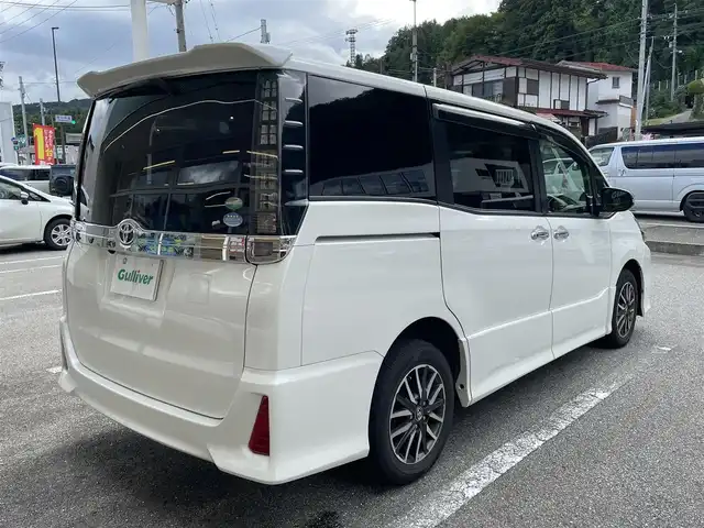 トヨタ ヴォクシー ZS 煌Ⅱ 岐阜県 2016(平28)年 9万km ホワイトパールクリスタルシャイン 4WD/SDナビ（Panasonic　CN-S310D）/【TV．Bluetooth．CD.DVD.AM/FM】/後席用モニター/バックカメラ/スマートキー/プッシュスタート/両側パワースライドドア/レーンキープアシスト/衝突軽減ブレーキ/ETC/ドライブレコーダー/ウィンカーミラー/オートライト/オートマチックハイビーム/フォグライト/積み込みスタッドレスタイヤ/ドアバイザー/保証書/取扱説明書/スペアキー