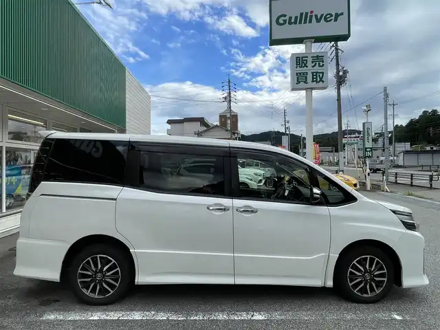 トヨタ ヴォクシー ZS 煌Ⅱ 岐阜県 2016(平28)年 9万km ホワイトパールクリスタルシャイン 4WD/SDナビ（Panasonic　CN-S310D）/【TV．Bluetooth．CD.DVD.AM/FM】/後席用モニター/バックカメラ/スマートキー/プッシュスタート/両側パワースライドドア/レーンキープアシスト/衝突軽減ブレーキ/ETC/ドライブレコーダー/ウィンカーミラー/オートライト/オートマチックハイビーム/フォグライト/積み込みスタッドレスタイヤ/ドアバイザー/保証書/取扱説明書/スペアキー