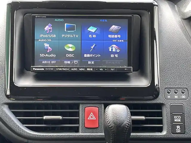 トヨタ ヴォクシー ZS 煌Ⅱ 岐阜県 2016(平28)年 9万km ホワイトパールクリスタルシャイン 4WD/SDナビ（Panasonic　CN-S310D）/【TV．Bluetooth．CD.DVD.AM/FM】/後席用モニター/バックカメラ/スマートキー/プッシュスタート/両側パワースライドドア/レーンキープアシスト/衝突軽減ブレーキ/ETC/ドライブレコーダー/ウィンカーミラー/オートライト/オートマチックハイビーム/フォグライト/積み込みスタッドレスタイヤ/ドアバイザー/保証書/取扱説明書/スペアキー