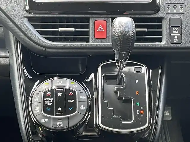 トヨタ ヴォクシー ZS 煌Ⅱ 岐阜県 2016(平28)年 9万km ホワイトパールクリスタルシャイン 4WD/SDナビ（Panasonic　CN-S310D）/【TV．Bluetooth．CD.DVD.AM/FM】/後席用モニター/バックカメラ/スマートキー/プッシュスタート/両側パワースライドドア/レーンキープアシスト/衝突軽減ブレーキ/ETC/ドライブレコーダー/ウィンカーミラー/オートライト/オートマチックハイビーム/フォグライト/積み込みスタッドレスタイヤ/ドアバイザー/保証書/取扱説明書/スペアキー