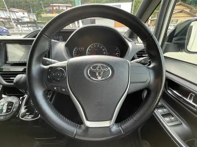 トヨタ ヴォクシー ZS 煌Ⅱ 岐阜県 2016(平28)年 9万km ホワイトパールクリスタルシャイン 4WD/SDナビ（Panasonic　CN-S310D）/【TV．Bluetooth．CD.DVD.AM/FM】/後席用モニター/バックカメラ/スマートキー/プッシュスタート/両側パワースライドドア/レーンキープアシスト/衝突軽減ブレーキ/ETC/ドライブレコーダー/ウィンカーミラー/オートライト/オートマチックハイビーム/フォグライト/積み込みスタッドレスタイヤ/ドアバイザー/保証書/取扱説明書/スペアキー