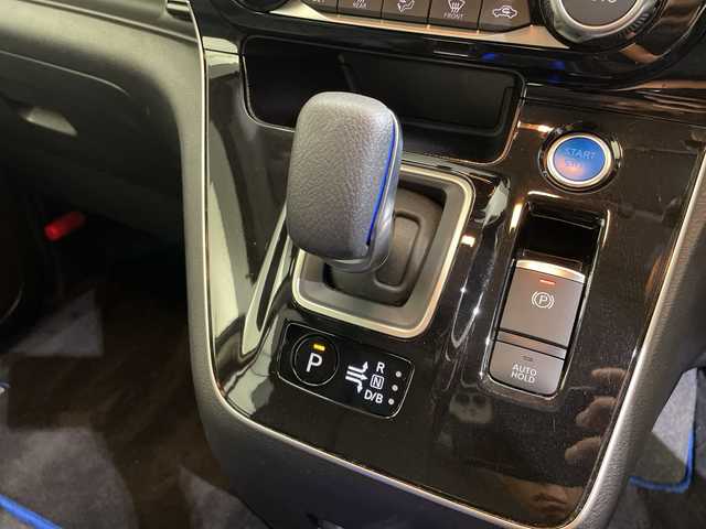 日産 セレナ e－パワー ハイウェイスター V 愛媛県 2022(令4)年 4.4万km ダイヤモンドブラック １０型ナビ/フルセグ／Ｂｌｕｅｔｏｏｔｈ／ＣＤ／ＤＶＤ/全方位カメラ/後席モニター/衝突軽減ブレーキ/レーダークルーズコントロール/ＥＴＣ/前方ドライブレコーダー/両側パワースライドドア/前後コーナーセンサー/ブラインドスポットモニター/LEDヘッドライト/レーンキープアシスト