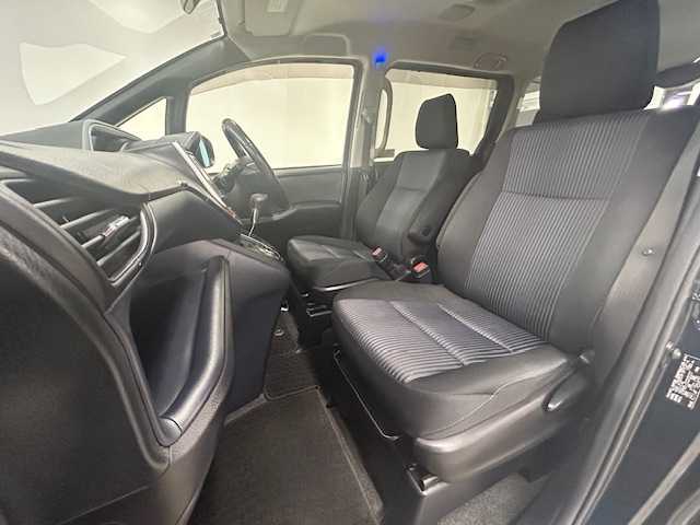 トヨタ ヴォクシー ZS 煌 静岡県 2014(平26)年 14.3万km ブラッキッシュアゲハガラスフレーク (株)IDOMが運営する【じしゃロン浜松店】の自社ローン専用車両になりますこちらは現金またはオートローンご利用時の価格です。自社ローンご希望の方は別途その旨お申付け下さい/４ＷＤ/純正９インチナビ/両側パワースライドドア/ＴＲＤエアロ（フロント・リア）/前後ドライブレコーダー/ＥＴＣ/ＭＴモード付ＡＴ/Ｂｌｕｅｔｏｏｔｈ再生/横滑り防止装置/プッシュスタート