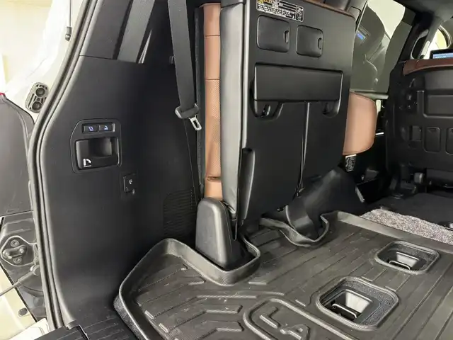 トヨタ ランドクルーザー ZX 三重県 2016(平28)年 6.2万km ホワイトパールクリスタルシャイン プレミアムガソリン/フルタイム4WD/MTモード付フロア6AT/純正 9インチナビ*1/（AM/FM/CD/DVD/Blu-ray/SDREC/SD/USB/Bluetooth/VTR/AUX/TV）/トヨタプレミアムサウンド（12スピーカー）*/11.6インチx2 純正リヤシートエンターテインメントシステム/マルチテレインモニター*/モデリスタエアロ（F/S/R下）/ドライブレコーダー 前方/ETC2.0/Toyota Safety Sense/●PCS/●LDA/●レーダークルコン/●AHB/・クリアランスソナー&バックソナー/・ブラインドスポットモニター/・リヤクロストラフィックアラート*1/装備/・パワーバックドア（上側）*/・ルーフレール*/・寒冷地仕様*/・ムーンルーフ/・茶革シート/・シートヒーター（D/N/2nd左右）/ベンチレーション（D/N）/・ステアリングヒーター/・パワーシート（D/N）（2nd前後パワースライド機構）/・左右＆後席独立オートエアコン/・LEDヘッドランプ/・オートライト/・オートワイパー/・純正20inAW/など/メカニズム系装備/・高低調整サスペンション/・マルチテレインセレクト/など/*…OP装備