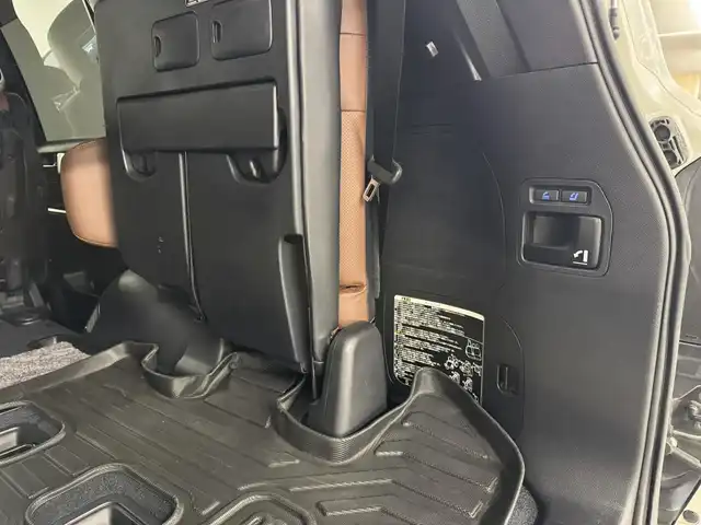 トヨタ ランドクルーザー ZX 三重県 2016(平28)年 6.2万km ホワイトパールクリスタルシャイン プレミアムガソリン/フルタイム4WD/MTモード付フロア6AT/純正 9インチナビ*1/（AM/FM/CD/DVD/Blu-ray/SDREC/SD/USB/Bluetooth/VTR/AUX/TV）/トヨタプレミアムサウンド（12スピーカー）*/11.6インチx2 純正リヤシートエンターテインメントシステム/マルチテレインモニター*/モデリスタエアロ（F/S/R下）/ドライブレコーダー 前方/ETC2.0/Toyota Safety Sense/●PCS/●LDA/●レーダークルコン/●AHB/・クリアランスソナー&バックソナー/・ブラインドスポットモニター/・リヤクロストラフィックアラート*1/装備/・パワーバックドア（上側）*/・ルーフレール*/・寒冷地仕様*/・ムーンルーフ/・茶革シート/・シートヒーター（D/N/2nd左右）/ベンチレーション（D/N）/・ステアリングヒーター/・パワーシート（D/N）（2nd前後パワースライド機構）/・左右＆後席独立オートエアコン/・LEDヘッドランプ/・オートライト/・オートワイパー/・純正20inAW/など/メカニズム系装備/・高低調整サスペンション/・マルチテレインセレクト/など/*…OP装備