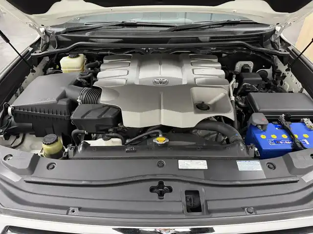 トヨタ ランドクルーザー ZX 三重県 2016(平28)年 6.2万km ホワイトパールクリスタルシャイン プレミアムガソリン/フルタイム4WD/MTモード付フロア6AT/純正 9インチナビ*1/（AM/FM/CD/DVD/Blu-ray/SDREC/SD/USB/Bluetooth/VTR/AUX/TV）/トヨタプレミアムサウンド（12スピーカー）*/11.6インチx2 純正リヤシートエンターテインメントシステム/マルチテレインモニター*/モデリスタエアロ（F/S/R下）/ドライブレコーダー 前方/ETC2.0/Toyota Safety Sense/●PCS/●LDA/●レーダークルコン/●AHB/・クリアランスソナー&バックソナー/・ブラインドスポットモニター/・リヤクロストラフィックアラート*1/装備/・パワーバックドア（上側）*/・ルーフレール*/・寒冷地仕様*/・ムーンルーフ/・茶革シート/・シートヒーター（D/N/2nd左右）/ベンチレーション（D/N）/・ステアリングヒーター/・パワーシート（D/N）（2nd前後パワースライド機構）/・左右＆後席独立オートエアコン/・LEDヘッドランプ/・オートライト/・オートワイパー/・純正20inAW/など/メカニズム系装備/・高低調整サスペンション/・マルチテレインセレクト/など/*…OP装備