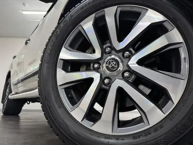 トヨタ ランドクルーザー ZX 三重県 2016(平28)年 6.2万km ホワイトパールクリスタルシャイン プレミアムガソリン/フルタイム4WD/MTモード付フロア6AT/純正 9インチナビ*1/（AM/FM/CD/DVD/Blu-ray/SDREC/SD/USB/Bluetooth/VTR/AUX/TV）/トヨタプレミアムサウンド（12スピーカー）*/11.6インチx2 純正リヤシートエンターテインメントシステム/マルチテレインモニター*/モデリスタエアロ（F/S/R下）/ドライブレコーダー 前方/ETC2.0/Toyota Safety Sense/●PCS/●LDA/●レーダークルコン/●AHB/・クリアランスソナー&バックソナー/・ブラインドスポットモニター/・リヤクロストラフィックアラート*1/装備/・パワーバックドア（上側）*/・ルーフレール*/・寒冷地仕様*/・ムーンルーフ/・茶革シート/・シートヒーター（D/N/2nd左右）/ベンチレーション（D/N）/・ステアリングヒーター/・パワーシート（D/N）（2nd前後パワースライド機構）/・左右＆後席独立オートエアコン/・LEDヘッドランプ/・オートライト/・オートワイパー/・純正20inAW/など/メカニズム系装備/・高低調整サスペンション/・マルチテレインセレクト/など/*…OP装備