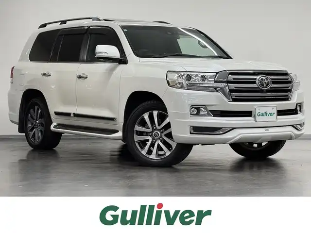 トヨタ ランドクルーザー ZX 三重県 2016(平28)年 6.2万km ホワイトパールクリスタルシャイン プレミアムガソリン/フルタイム4WD/MTモード付フロア6AT/純正 9インチナビ*1/（AM/FM/CD/DVD/Blu-ray/SDREC/SD/USB/Bluetooth/VTR/AUX/TV）/トヨタプレミアムサウンド（12スピーカー）*/11.6インチx2 純正リヤシートエンターテインメントシステム/マルチテレインモニター*/モデリスタエアロ（F/S/R下）/ドライブレコーダー 前方/ETC2.0/Toyota Safety Sense/●PCS/●LDA/●レーダークルコン/●AHB/・クリアランスソナー&バックソナー/・ブラインドスポットモニター/・リヤクロストラフィックアラート*1/装備/・パワーバックドア（上側）*/・ルーフレール*/・寒冷地仕様*/・ムーンルーフ/・茶革シート/・シートヒーター（D/N/2nd左右）/ベンチレーション（D/N）/・ステアリングヒーター/・パワーシート（D/N）（2nd前後パワースライド機構）/・左右＆後席独立オートエアコン/・LEDヘッドランプ/・オートライト/・オートワイパー/・純正20inAW/など/メカニズム系装備/・高低調整サスペンション/・マルチテレインセレクト/など/*…OP装備