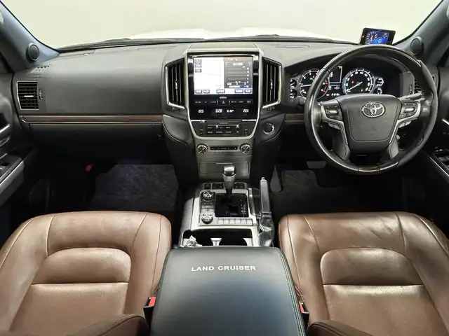 トヨタ ランドクルーザー ZX 三重県 2016(平28)年 6.2万km ホワイトパールクリスタルシャイン プレミアムガソリン/フルタイム4WD/MTモード付フロア6AT/純正 9インチナビ*1/（AM/FM/CD/DVD/Blu-ray/SDREC/SD/USB/Bluetooth/VTR/AUX/TV）/トヨタプレミアムサウンド（12スピーカー）*/11.6インチx2 純正リヤシートエンターテインメントシステム/マルチテレインモニター*/モデリスタエアロ（F/S/R下）/ドライブレコーダー 前方/ETC2.0/Toyota Safety Sense/●PCS/●LDA/●レーダークルコン/●AHB/・クリアランスソナー&バックソナー/・ブラインドスポットモニター/・リヤクロストラフィックアラート*1/装備/・パワーバックドア（上側）*/・ルーフレール*/・寒冷地仕様*/・ムーンルーフ/・茶革シート/・シートヒーター（D/N/2nd左右）/ベンチレーション（D/N）/・ステアリングヒーター/・パワーシート（D/N）（2nd前後パワースライド機構）/・左右＆後席独立オートエアコン/・LEDヘッドランプ/・オートライト/・オートワイパー/・純正20inAW/など/メカニズム系装備/・高低調整サスペンション/・マルチテレインセレクト/など/*…OP装備