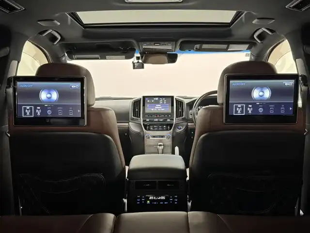 トヨタ ランドクルーザー ZX 三重県 2016(平28)年 6.2万km ホワイトパールクリスタルシャイン プレミアムガソリン/フルタイム4WD/MTモード付フロア6AT/純正 9インチナビ*1/（AM/FM/CD/DVD/Blu-ray/SDREC/SD/USB/Bluetooth/VTR/AUX/TV）/トヨタプレミアムサウンド（12スピーカー）*/11.6インチx2 純正リヤシートエンターテインメントシステム/マルチテレインモニター*/モデリスタエアロ（F/S/R下）/ドライブレコーダー 前方/ETC2.0/Toyota Safety Sense/●PCS/●LDA/●レーダークルコン/●AHB/・クリアランスソナー&バックソナー/・ブラインドスポットモニター/・リヤクロストラフィックアラート*1/装備/・パワーバックドア（上側）*/・ルーフレール*/・寒冷地仕様*/・ムーンルーフ/・茶革シート/・シートヒーター（D/N/2nd左右）/ベンチレーション（D/N）/・ステアリングヒーター/・パワーシート（D/N）（2nd前後パワースライド機構）/・左右＆後席独立オートエアコン/・LEDヘッドランプ/・オートライト/・オートワイパー/・純正20inAW/など/メカニズム系装備/・高低調整サスペンション/・マルチテレインセレクト/など/*…OP装備