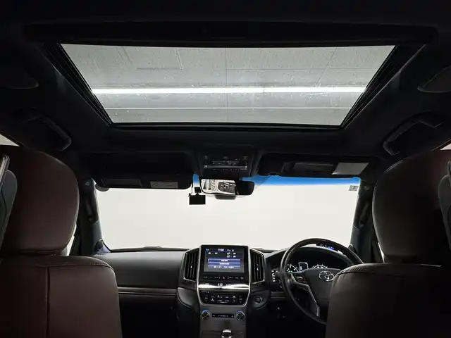 トヨタ ランドクルーザー ZX 三重県 2016(平28)年 6.2万km ホワイトパールクリスタルシャイン プレミアムガソリン/フルタイム4WD/MTモード付フロア6AT/純正 9インチナビ*1/（AM/FM/CD/DVD/Blu-ray/SDREC/SD/USB/Bluetooth/VTR/AUX/TV）/トヨタプレミアムサウンド（12スピーカー）*/11.6インチx2 純正リヤシートエンターテインメントシステム/マルチテレインモニター*/モデリスタエアロ（F/S/R下）/ドライブレコーダー 前方/ETC2.0/Toyota Safety Sense/●PCS/●LDA/●レーダークルコン/●AHB/・クリアランスソナー&バックソナー/・ブラインドスポットモニター/・リヤクロストラフィックアラート*1/装備/・パワーバックドア（上側）*/・ルーフレール*/・寒冷地仕様*/・ムーンルーフ/・茶革シート/・シートヒーター（D/N/2nd左右）/ベンチレーション（D/N）/・ステアリングヒーター/・パワーシート（D/N）（2nd前後パワースライド機構）/・左右＆後席独立オートエアコン/・LEDヘッドランプ/・オートライト/・オートワイパー/・純正20inAW/など/メカニズム系装備/・高低調整サスペンション/・マルチテレインセレクト/など/*…OP装備