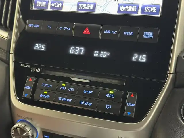 トヨタ ランドクルーザー ZX 三重県 2016(平28)年 6.2万km ホワイトパールクリスタルシャイン プレミアムガソリン/フルタイム4WD/MTモード付フロア6AT/純正 9インチナビ*1/（AM/FM/CD/DVD/Blu-ray/SDREC/SD/USB/Bluetooth/VTR/AUX/TV）/トヨタプレミアムサウンド（12スピーカー）*/11.6インチx2 純正リヤシートエンターテインメントシステム/マルチテレインモニター*/モデリスタエアロ（F/S/R下）/ドライブレコーダー 前方/ETC2.0/Toyota Safety Sense/●PCS/●LDA/●レーダークルコン/●AHB/・クリアランスソナー&バックソナー/・ブラインドスポットモニター/・リヤクロストラフィックアラート*1/装備/・パワーバックドア（上側）*/・ルーフレール*/・寒冷地仕様*/・ムーンルーフ/・茶革シート/・シートヒーター（D/N/2nd左右）/ベンチレーション（D/N）/・ステアリングヒーター/・パワーシート（D/N）（2nd前後パワースライド機構）/・左右＆後席独立オートエアコン/・LEDヘッドランプ/・オートライト/・オートワイパー/・純正20inAW/など/メカニズム系装備/・高低調整サスペンション/・マルチテレインセレクト/など/*…OP装備