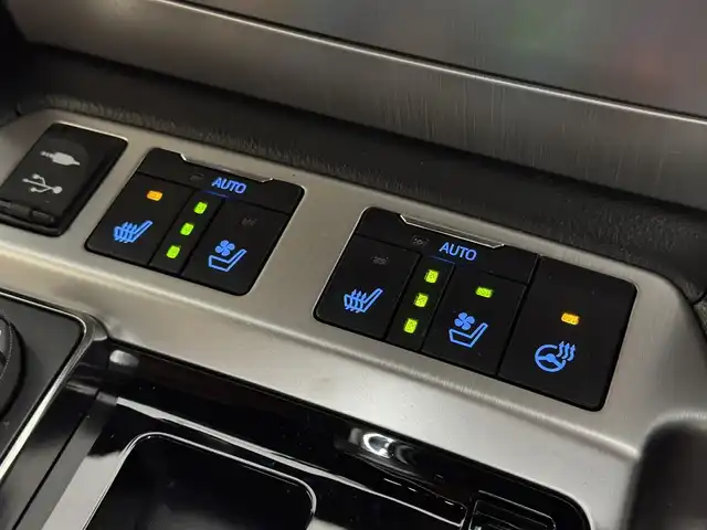 トヨタ ランドクルーザー ZX 三重県 2016(平28)年 6.2万km ホワイトパールクリスタルシャイン プレミアムガソリン/フルタイム4WD/MTモード付フロア6AT/純正 9インチナビ*1/（AM/FM/CD/DVD/Blu-ray/SDREC/SD/USB/Bluetooth/VTR/AUX/TV）/トヨタプレミアムサウンド（12スピーカー）*/11.6インチx2 純正リヤシートエンターテインメントシステム/マルチテレインモニター*/モデリスタエアロ（F/S/R下）/ドライブレコーダー 前方/ETC2.0/Toyota Safety Sense/●PCS/●LDA/●レーダークルコン/●AHB/・クリアランスソナー&バックソナー/・ブラインドスポットモニター/・リヤクロストラフィックアラート*1/装備/・パワーバックドア（上側）*/・ルーフレール*/・寒冷地仕様*/・ムーンルーフ/・茶革シート/・シートヒーター（D/N/2nd左右）/ベンチレーション（D/N）/・ステアリングヒーター/・パワーシート（D/N）（2nd前後パワースライド機構）/・左右＆後席独立オートエアコン/・LEDヘッドランプ/・オートライト/・オートワイパー/・純正20inAW/など/メカニズム系装備/・高低調整サスペンション/・マルチテレインセレクト/など/*…OP装備