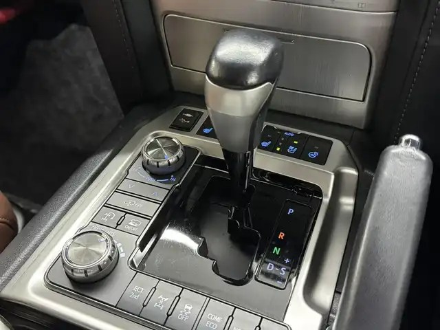 トヨタ ランドクルーザー ZX 三重県 2016(平28)年 6.2万km ホワイトパールクリスタルシャイン プレミアムガソリン/フルタイム4WD/MTモード付フロア6AT/純正 9インチナビ*1/（AM/FM/CD/DVD/Blu-ray/SDREC/SD/USB/Bluetooth/VTR/AUX/TV）/トヨタプレミアムサウンド（12スピーカー）*/11.6インチx2 純正リヤシートエンターテインメントシステム/マルチテレインモニター*/モデリスタエアロ（F/S/R下）/ドライブレコーダー 前方/ETC2.0/Toyota Safety Sense/●PCS/●LDA/●レーダークルコン/●AHB/・クリアランスソナー&バックソナー/・ブラインドスポットモニター/・リヤクロストラフィックアラート*1/装備/・パワーバックドア（上側）*/・ルーフレール*/・寒冷地仕様*/・ムーンルーフ/・茶革シート/・シートヒーター（D/N/2nd左右）/ベンチレーション（D/N）/・ステアリングヒーター/・パワーシート（D/N）（2nd前後パワースライド機構）/・左右＆後席独立オートエアコン/・LEDヘッドランプ/・オートライト/・オートワイパー/・純正20inAW/など/メカニズム系装備/・高低調整サスペンション/・マルチテレインセレクト/など/*…OP装備