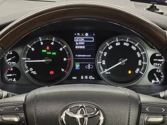 トヨタ ランドクルーザー ZX 三重県 2016(平28)年 6.2万km ホワイトパールクリスタルシャイン プレミアムガソリン/フルタイム4WD/MTモード付フロア6AT/純正 9インチナビ*1/（AM/FM/CD/DVD/Blu-ray/SDREC/SD/USB/Bluetooth/VTR/AUX/TV）/トヨタプレミアムサウンド（12スピーカー）*/11.6インチx2 純正リヤシートエンターテインメントシステム/マルチテレインモニター*/モデリスタエアロ（F/S/R下）/ドライブレコーダー 前方/ETC2.0/Toyota Safety Sense/●PCS/●LDA/●レーダークルコン/●AHB/・クリアランスソナー&バックソナー/・ブラインドスポットモニター/・リヤクロストラフィックアラート*1/装備/・パワーバックドア（上側）*/・ルーフレール*/・寒冷地仕様*/・ムーンルーフ/・茶革シート/・シートヒーター（D/N/2nd左右）/ベンチレーション（D/N）/・ステアリングヒーター/・パワーシート（D/N）（2nd前後パワースライド機構）/・左右＆後席独立オートエアコン/・LEDヘッドランプ/・オートライト/・オートワイパー/・純正20inAW/など/メカニズム系装備/・高低調整サスペンション/・マルチテレインセレクト/など/*…OP装備