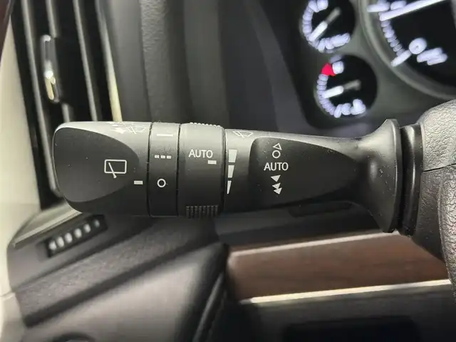 トヨタ ランドクルーザー ZX 三重県 2016(平28)年 6.2万km ホワイトパールクリスタルシャイン プレミアムガソリン/フルタイム4WD/MTモード付フロア6AT/純正 9インチナビ*1/（AM/FM/CD/DVD/Blu-ray/SDREC/SD/USB/Bluetooth/VTR/AUX/TV）/トヨタプレミアムサウンド（12スピーカー）*/11.6インチx2 純正リヤシートエンターテインメントシステム/マルチテレインモニター*/モデリスタエアロ（F/S/R下）/ドライブレコーダー 前方/ETC2.0/Toyota Safety Sense/●PCS/●LDA/●レーダークルコン/●AHB/・クリアランスソナー&バックソナー/・ブラインドスポットモニター/・リヤクロストラフィックアラート*1/装備/・パワーバックドア（上側）*/・ルーフレール*/・寒冷地仕様*/・ムーンルーフ/・茶革シート/・シートヒーター（D/N/2nd左右）/ベンチレーション（D/N）/・ステアリングヒーター/・パワーシート（D/N）（2nd前後パワースライド機構）/・左右＆後席独立オートエアコン/・LEDヘッドランプ/・オートライト/・オートワイパー/・純正20inAW/など/メカニズム系装備/・高低調整サスペンション/・マルチテレインセレクト/など/*…OP装備