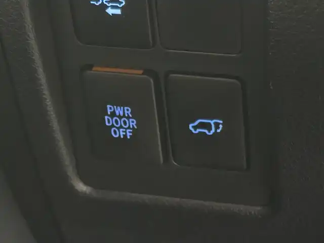 トヨタ ランドクルーザー ZX 三重県 2016(平28)年 6.2万km ホワイトパールクリスタルシャイン プレミアムガソリン/フルタイム4WD/MTモード付フロア6AT/純正 9インチナビ*1/（AM/FM/CD/DVD/Blu-ray/SDREC/SD/USB/Bluetooth/VTR/AUX/TV）/トヨタプレミアムサウンド（12スピーカー）*/11.6インチx2 純正リヤシートエンターテインメントシステム/マルチテレインモニター*/モデリスタエアロ（F/S/R下）/ドライブレコーダー 前方/ETC2.0/Toyota Safety Sense/●PCS/●LDA/●レーダークルコン/●AHB/・クリアランスソナー&バックソナー/・ブラインドスポットモニター/・リヤクロストラフィックアラート*1/装備/・パワーバックドア（上側）*/・ルーフレール*/・寒冷地仕様*/・ムーンルーフ/・茶革シート/・シートヒーター（D/N/2nd左右）/ベンチレーション（D/N）/・ステアリングヒーター/・パワーシート（D/N）（2nd前後パワースライド機構）/・左右＆後席独立オートエアコン/・LEDヘッドランプ/・オートライト/・オートワイパー/・純正20inAW/など/メカニズム系装備/・高低調整サスペンション/・マルチテレインセレクト/など/*…OP装備