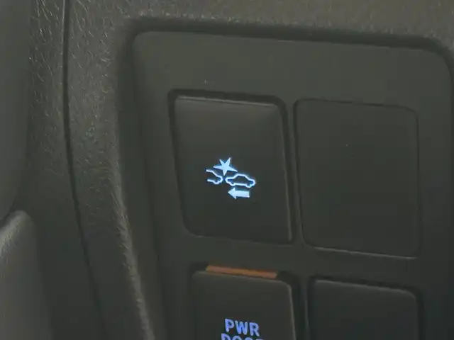 トヨタ ランドクルーザー ZX 三重県 2016(平28)年 6.2万km ホワイトパールクリスタルシャイン プレミアムガソリン/フルタイム4WD/MTモード付フロア6AT/純正 9インチナビ*1/（AM/FM/CD/DVD/Blu-ray/SDREC/SD/USB/Bluetooth/VTR/AUX/TV）/トヨタプレミアムサウンド（12スピーカー）*/11.6インチx2 純正リヤシートエンターテインメントシステム/マルチテレインモニター*/モデリスタエアロ（F/S/R下）/ドライブレコーダー 前方/ETC2.0/Toyota Safety Sense/●PCS/●LDA/●レーダークルコン/●AHB/・クリアランスソナー&バックソナー/・ブラインドスポットモニター/・リヤクロストラフィックアラート*1/装備/・パワーバックドア（上側）*/・ルーフレール*/・寒冷地仕様*/・ムーンルーフ/・茶革シート/・シートヒーター（D/N/2nd左右）/ベンチレーション（D/N）/・ステアリングヒーター/・パワーシート（D/N）（2nd前後パワースライド機構）/・左右＆後席独立オートエアコン/・LEDヘッドランプ/・オートライト/・オートワイパー/・純正20inAW/など/メカニズム系装備/・高低調整サスペンション/・マルチテレインセレクト/など/*…OP装備