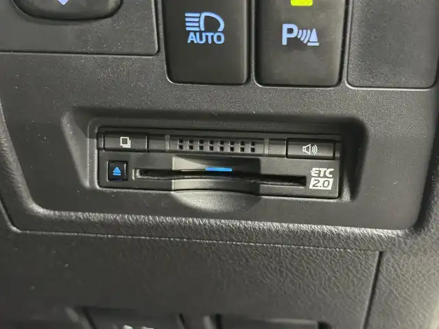 トヨタ ランドクルーザー ZX 三重県 2016(平28)年 6.2万km ホワイトパールクリスタルシャイン プレミアムガソリン/フルタイム4WD/MTモード付フロア6AT/純正 9インチナビ*1/（AM/FM/CD/DVD/Blu-ray/SDREC/SD/USB/Bluetooth/VTR/AUX/TV）/トヨタプレミアムサウンド（12スピーカー）*/11.6インチx2 純正リヤシートエンターテインメントシステム/マルチテレインモニター*/モデリスタエアロ（F/S/R下）/ドライブレコーダー 前方/ETC2.0/Toyota Safety Sense/●PCS/●LDA/●レーダークルコン/●AHB/・クリアランスソナー&バックソナー/・ブラインドスポットモニター/・リヤクロストラフィックアラート*1/装備/・パワーバックドア（上側）*/・ルーフレール*/・寒冷地仕様*/・ムーンルーフ/・茶革シート/・シートヒーター（D/N/2nd左右）/ベンチレーション（D/N）/・ステアリングヒーター/・パワーシート（D/N）（2nd前後パワースライド機構）/・左右＆後席独立オートエアコン/・LEDヘッドランプ/・オートライト/・オートワイパー/・純正20inAW/など/メカニズム系装備/・高低調整サスペンション/・マルチテレインセレクト/など/*…OP装備