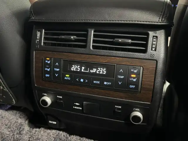 トヨタ ランドクルーザー ZX 三重県 2016(平28)年 6.2万km ホワイトパールクリスタルシャイン プレミアムガソリン/フルタイム4WD/MTモード付フロア6AT/純正 9インチナビ*1/（AM/FM/CD/DVD/Blu-ray/SDREC/SD/USB/Bluetooth/VTR/AUX/TV）/トヨタプレミアムサウンド（12スピーカー）*/11.6インチx2 純正リヤシートエンターテインメントシステム/マルチテレインモニター*/モデリスタエアロ（F/S/R下）/ドライブレコーダー 前方/ETC2.0/Toyota Safety Sense/●PCS/●LDA/●レーダークルコン/●AHB/・クリアランスソナー&バックソナー/・ブラインドスポットモニター/・リヤクロストラフィックアラート*1/装備/・パワーバックドア（上側）*/・ルーフレール*/・寒冷地仕様*/・ムーンルーフ/・茶革シート/・シートヒーター（D/N/2nd左右）/ベンチレーション（D/N）/・ステアリングヒーター/・パワーシート（D/N）（2nd前後パワースライド機構）/・左右＆後席独立オートエアコン/・LEDヘッドランプ/・オートライト/・オートワイパー/・純正20inAW/など/メカニズム系装備/・高低調整サスペンション/・マルチテレインセレクト/など/*…OP装備