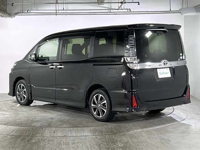 トヨタ ヴォクシー ZS 煌Ⅱ 広島県 2019(令1)年 5.1万km ブラック 純正SDナビ（NSZT-Y68T）/（FM/AM/CD/DVD/BT）/フルセグテレビ/バックカメラ/ETC/ドライブレコーダー/フリップダウンモニター/プッシュスタート/クルーズコントロール/アイドリングストップ/横滑り防止装置/衝突被害軽減システム/MTモード付AT/両側パワースライドドア/フロアマット/USB入力端子/純正LEDヘッドライト/純正フォグランプ/オートライト/オートマチックハイビーム/コーナーセンサー/純正１６インチアルミホイール/電動格納ドアミラー/純正ドアバイザー